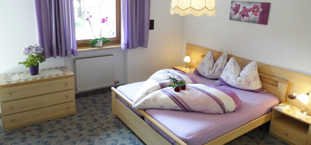 Schlafzimmer in den Ferienwohnungen